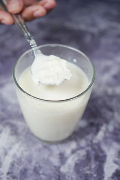 Vetro Latte Intero Alla Panna Sul Tavolo — Foto Stock