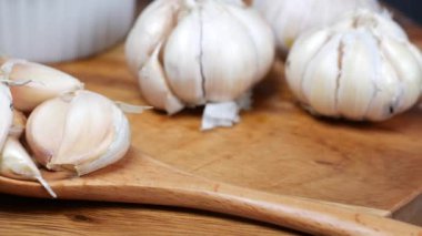 Kapatın sarımsağı tahta kaşığa .