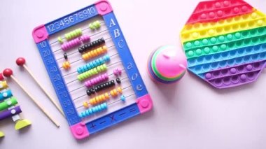  Masadaki matematik öğrenme oyuncağını saymak .