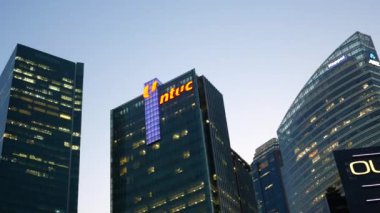  Singapur modern şehir binalarının düşük açılı görüntüsü..