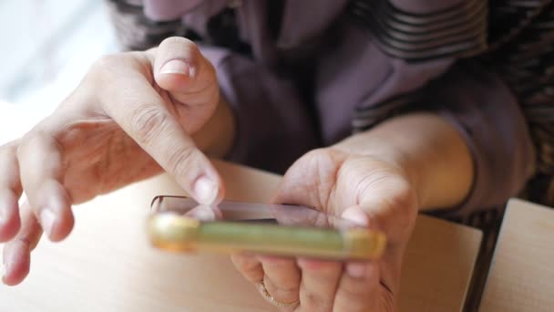 Menutup Tangan Wanita Memegang Telepon Pintar — Stok Video