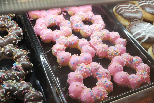 Показ Шоколадных Пончиков Продажу Местном Магазине — стоковое фото