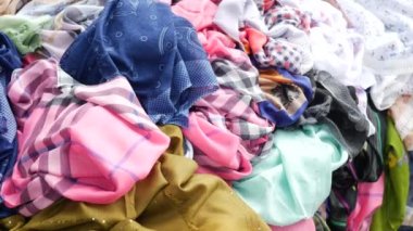 Satılık pek çok Asyalı giysisinin kapağını kapat ,