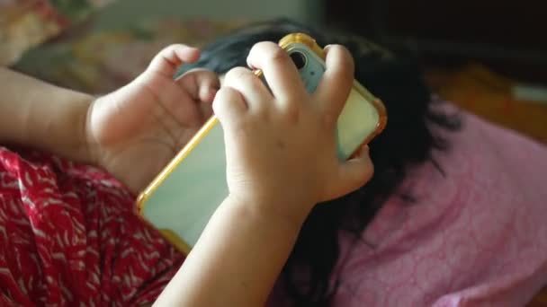 Criança Menina Assistindo Desenhos Animados Telefone Inteligente — Vídeo de Stock