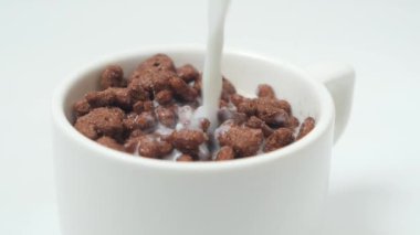 Çikolatalı mısır gevreği masada bir kasede. ,