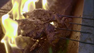 Mangalda tavuk yakın. .