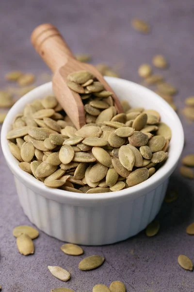 Kürbiskerne Einer Kleinen Schüssel Auf Schwarzem Hintergrund — Stockfoto