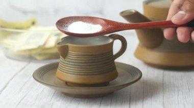 # Çay fincanına şeker dolduran # ,