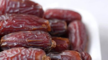 Taze meyveyi kaseye koy. 