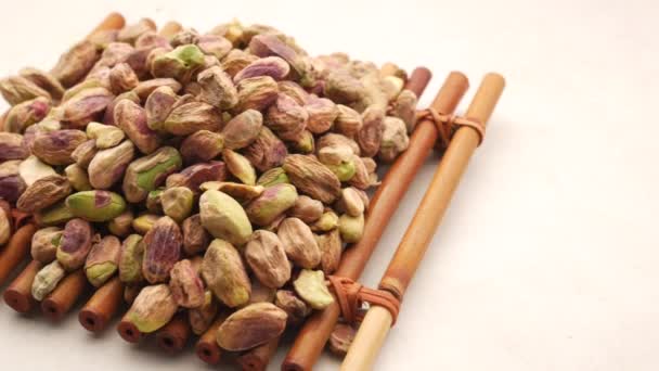 Primer Plano Pistachos Naturales Nueces Blanco — Vídeos de Stock