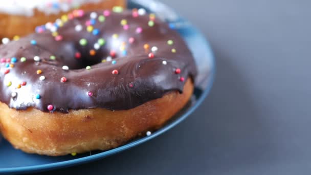 Schokoladen Donuts Auf Teller Mit Kopierplatz — Stockvideo