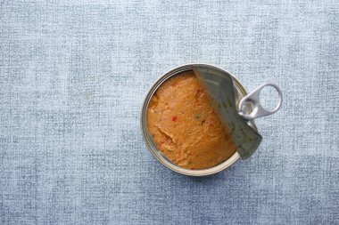 Ahşap masada konserve ton balığı.