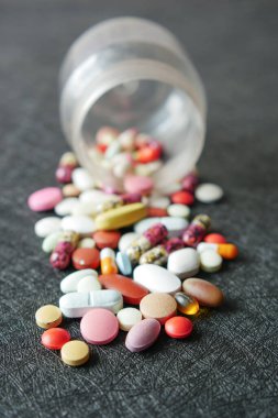 Seçici odaklanma. Pek çok renkli hap ve kapsülü kapat .