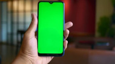 Akıllı telefon kullanarak genç adamın elini kapat.