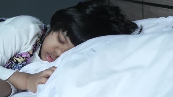 Letnia Dziewczynka Śpi Łóżku — Wideo stockowe