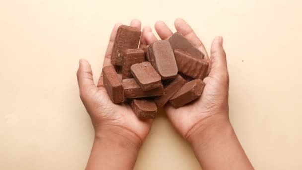 Anak Laki Laki Tangan Memilih Cokelat Hitam — Stok Video