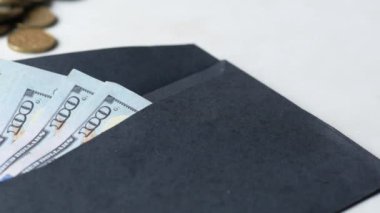 Masadaki zarfta 100 dolar nakit. .