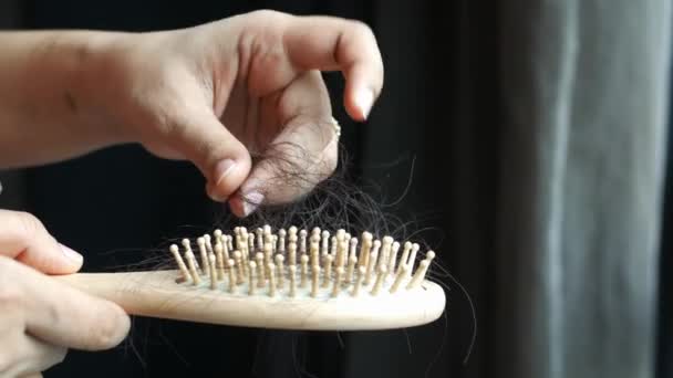 Ženy Držet Její Ztracené Vlasy Zblízka — Stock video