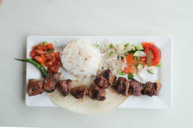Seekh Kebap, ekmek ve sos tabakta. .