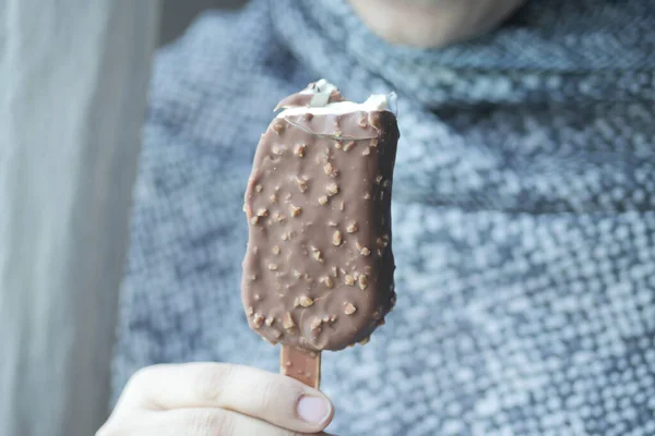 Молоді Жінки Їдять Шоколадне Морозиво Смаком — стокове фото
