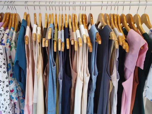 Закрытие Многих Женских Одежд Выставляют Продажу — стоковое фото