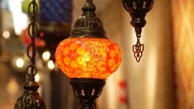  Bir sırada parlayan fener lambası ,