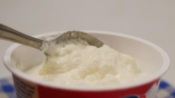 Frischer Joghurt Einer Schüssel Auf Dem Tisch — Stockvideo