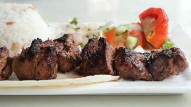 Seekh Kebap, ekmek ve sos tabakta. .