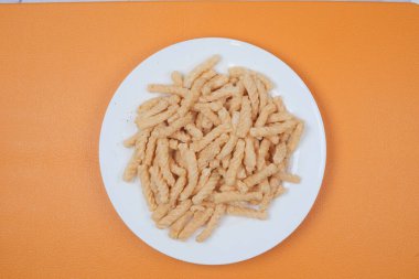 Masanın üstündeki kasede işlenmiş bezelye fıstığı.