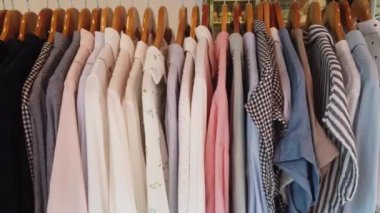 Satılık pek çok kadın giysisini kapatın. .