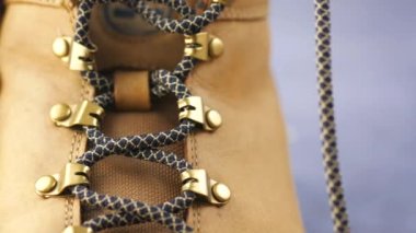 Kahverengi bir ayakkabının detaylı çekimi