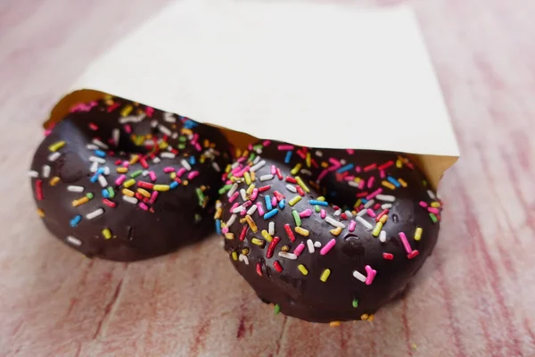 Schokoladen Donuts Auf Teller Mit Kopierplatz — Stockfoto