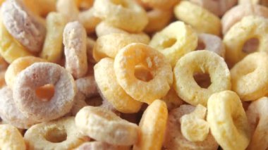 Bir kasedeki renkli mısır gevreğini kapat. .