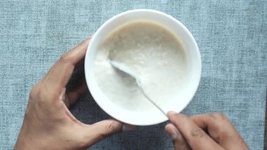 Yulaf, muz ve süt siyah arka planda bir kasede .