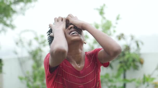 Adolescente Bajo Lluvia Aire Libre — Vídeos de Stock