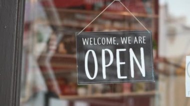 Kafenin önünde asılı açık tabela