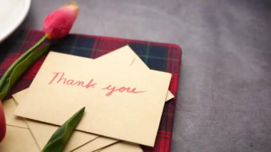 Teşekkür ederim. Tahta masadaki zarf ve mesaj..