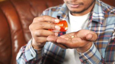 Konteynırdan dökülen haplarla adamın eli. .