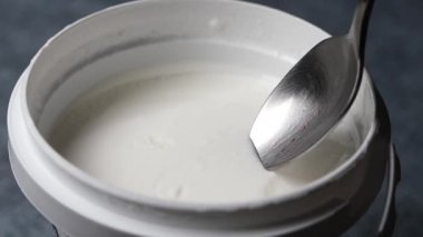 Masada taze yoğurt. .