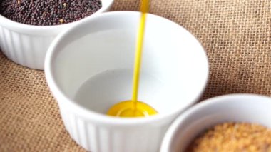 Kokain yağı ve tohumları masanın üzerinde bir kabın içinde .