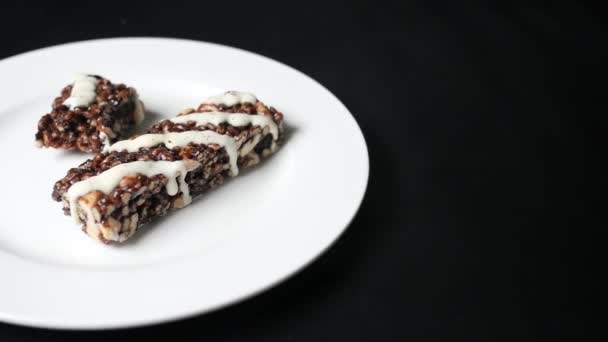 Αμύγδαλα Σοκολάτες Και Ράβδοι Πρωτεΐνης Βρώμης Στο Τραπέζι — Αρχείο Βίντεο