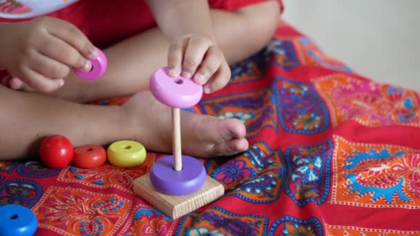 ベッドの上で赤ちゃんのおもちゃで遊ぶ子供の発達の概念 — ストック動画