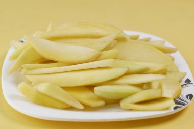  Sarı olgun kesim mango bir kase içinde tepeden aşağı.