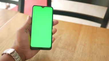 Akıllı telefon kullanarak genç adamın elini kapat.