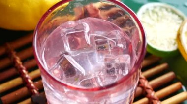 Limon suyunu tazeleyen masa üstü manzaralı. .