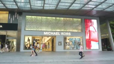 SINGAPORE 12 Haziran 2022. ION Orchard alışveriş merkezi,