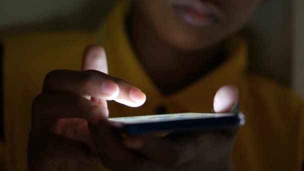 Хлопчик Підліток Сидить Дивані Використовуючи Смартфон Вночі — стокове відео