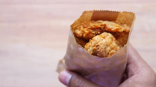 Crispy Fried Chicken Wings Take Away Packet — Stockvideo