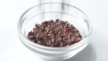 keten tohumlarını küçük bir fiyonkta yakın. ,