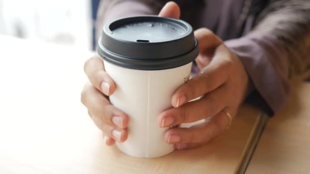Kâğıt Kahve Bardağını Kahve Masasının Üstüne Koy — Stok video